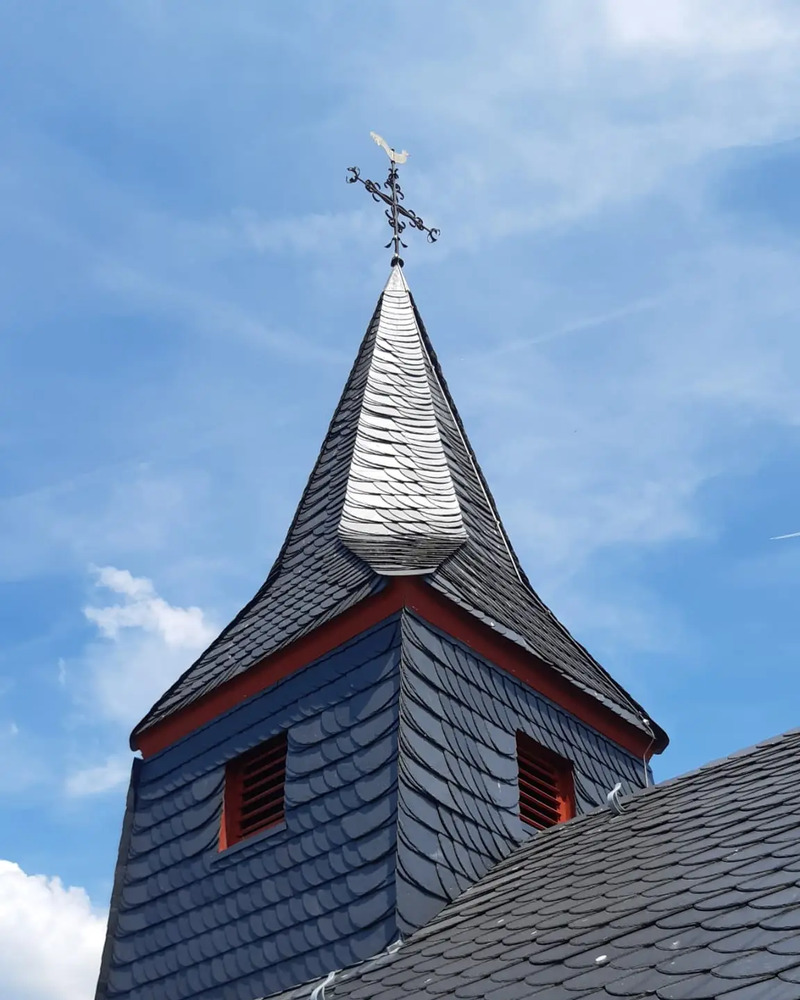 In Schiefer eingedeckter Kirchturm mit Wetterhahn – Referenzprojekt